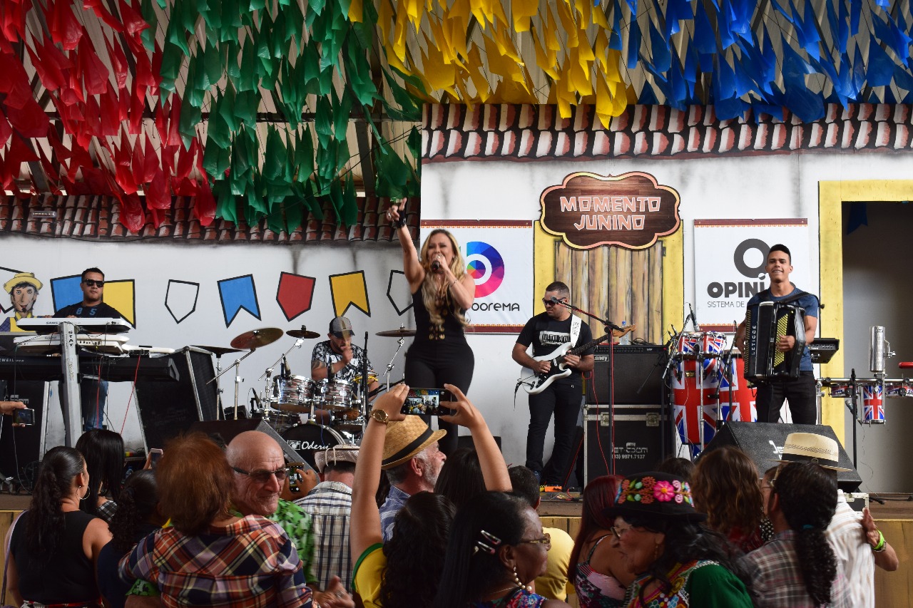 A vocalista Ana Barros marca presença em mais uma edição do Programa na Pirâmide Foto: Anderson da Silva 