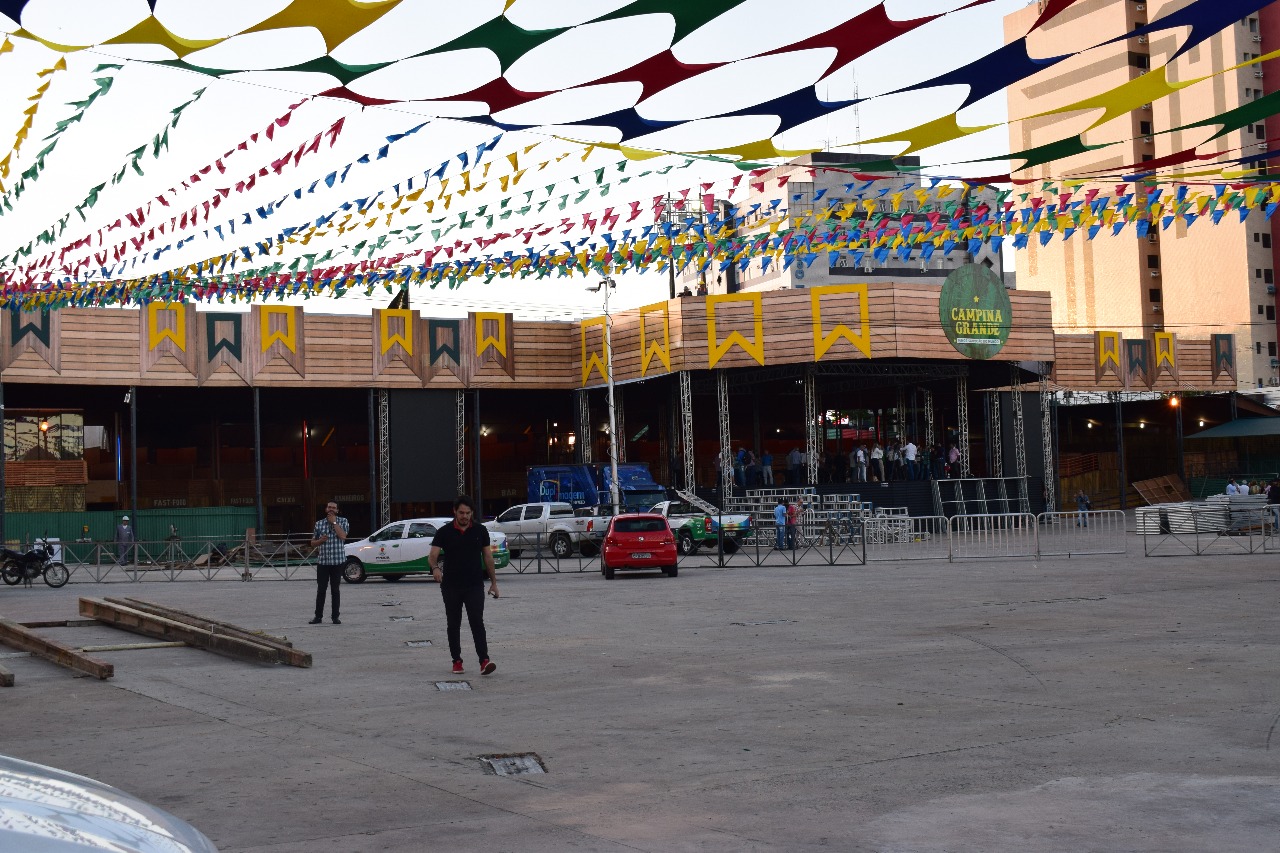 Os preparativos no Parque do Povo acontecem mesmo com as dificuldades de deslocamento.