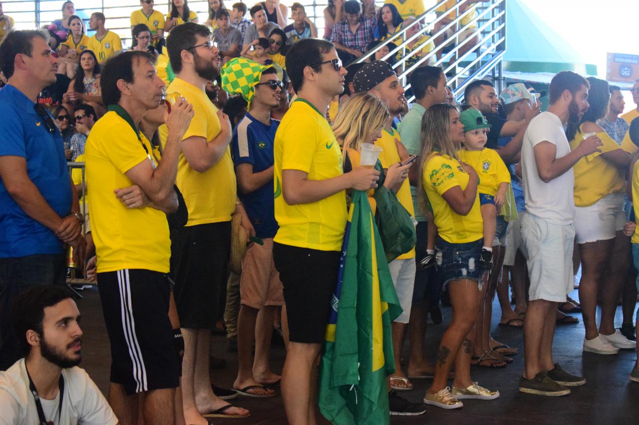 Torcedores na expectativa do gol brasileiro - Foto: Fernanda Moura