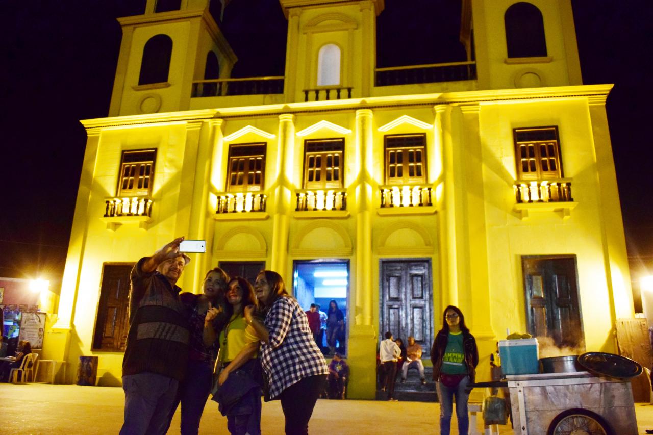 Turistas tirando foto na réplica da Catedral no Maior São João do Mundo