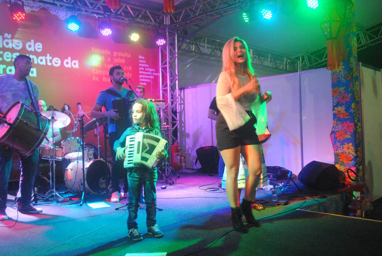 Gitana Pimentel se apresenta no palco da Vila Junina.