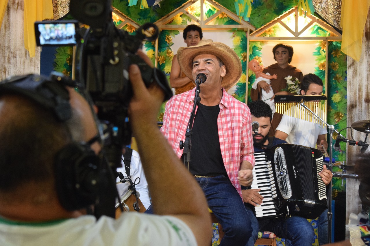 Ton Oliveira no palco do Arraial Itararé.