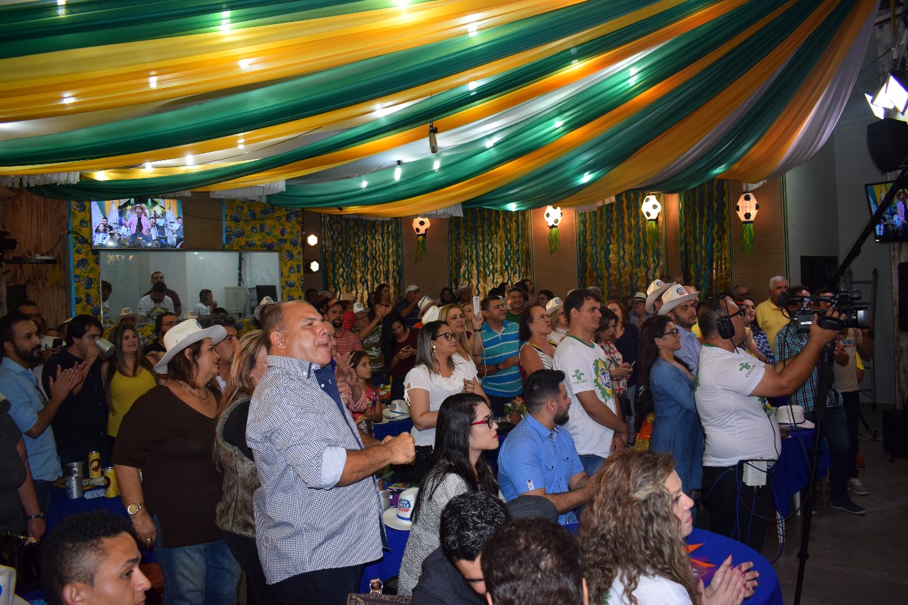 Público atento ao palco do programa. 