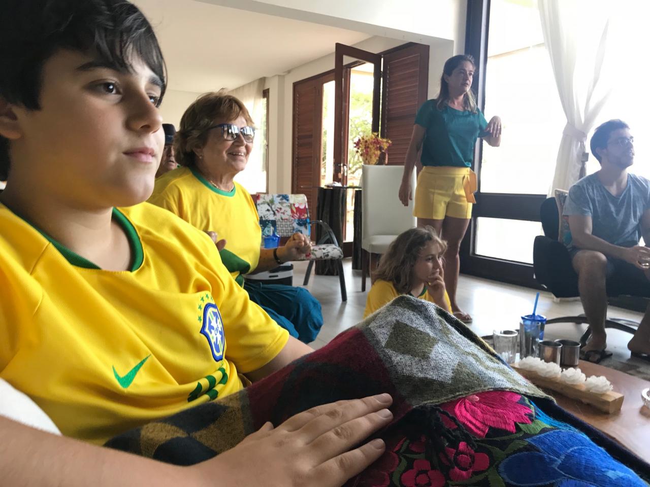 Em família, o mix de expressões reflete o clima do jogo. - Foto: Pâmela Vital