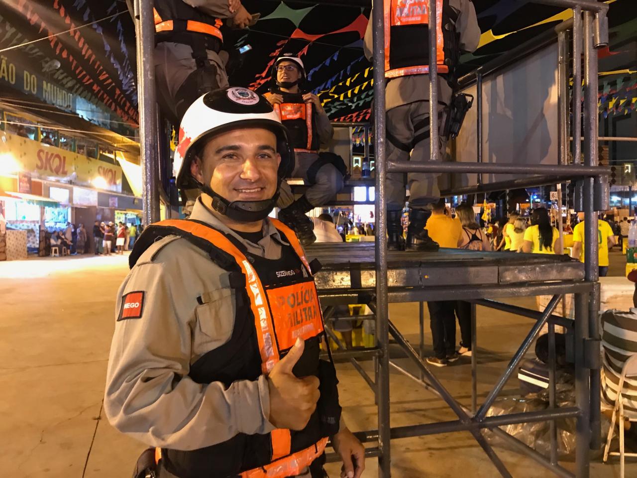 Após o termino do jogo, o policial Sizenando Batista inicia a ronda no Parque do Povo - Foto: Pâmela Vital