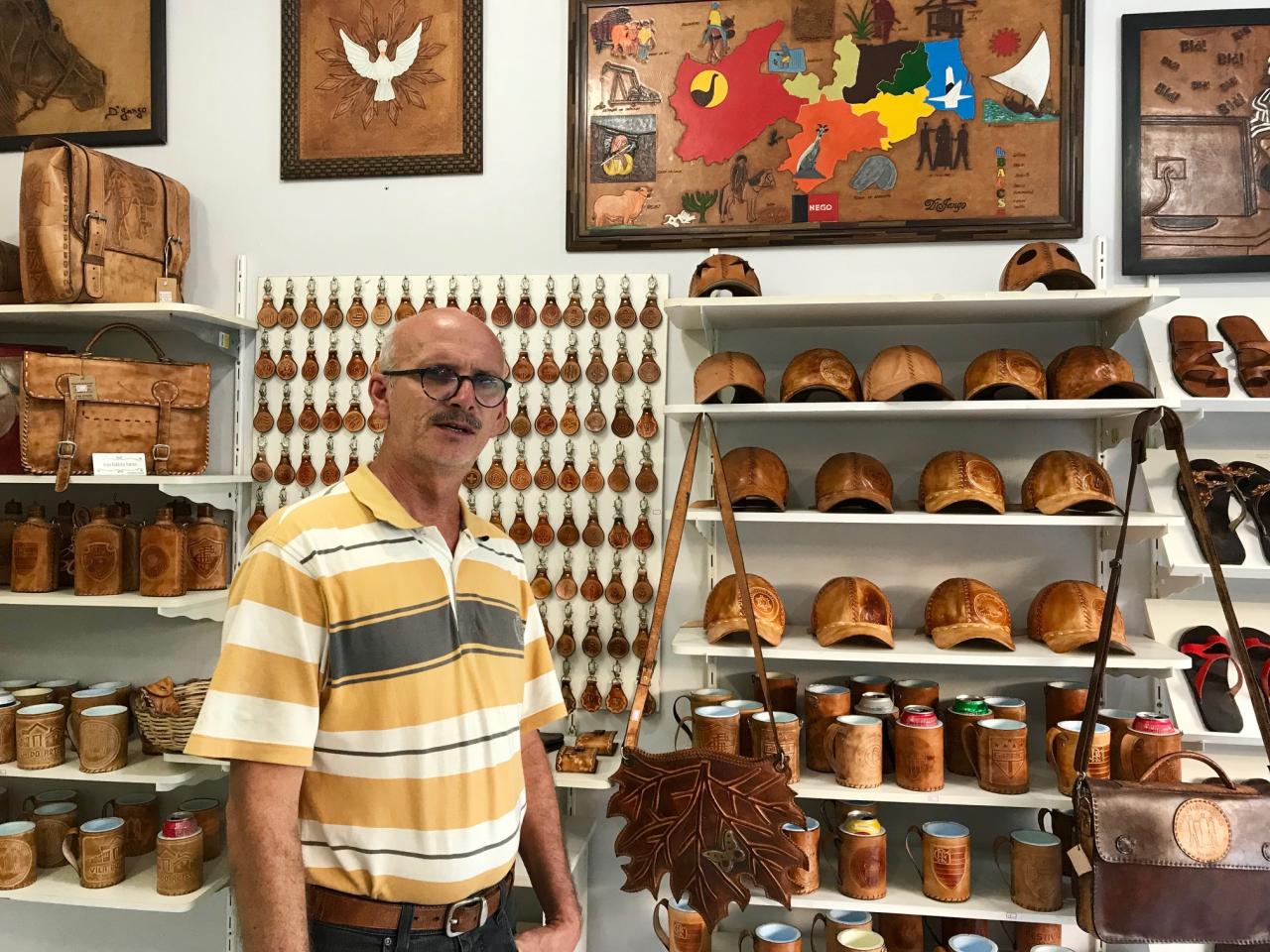 João Batista, artesão de couro da Vila do Artesão em Campina Grande.