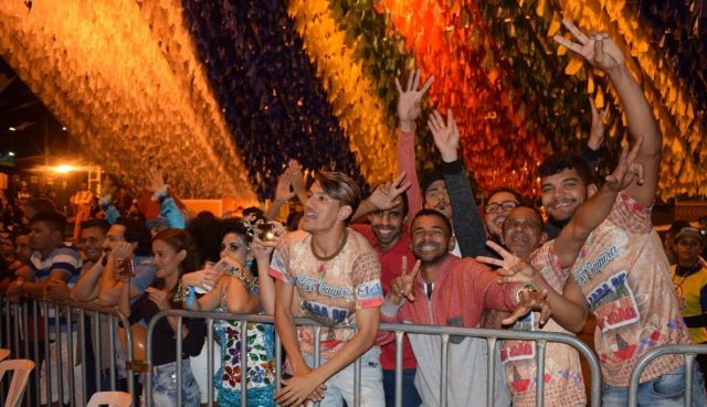 A torcida junina "amor caipira" e outros torcedores.