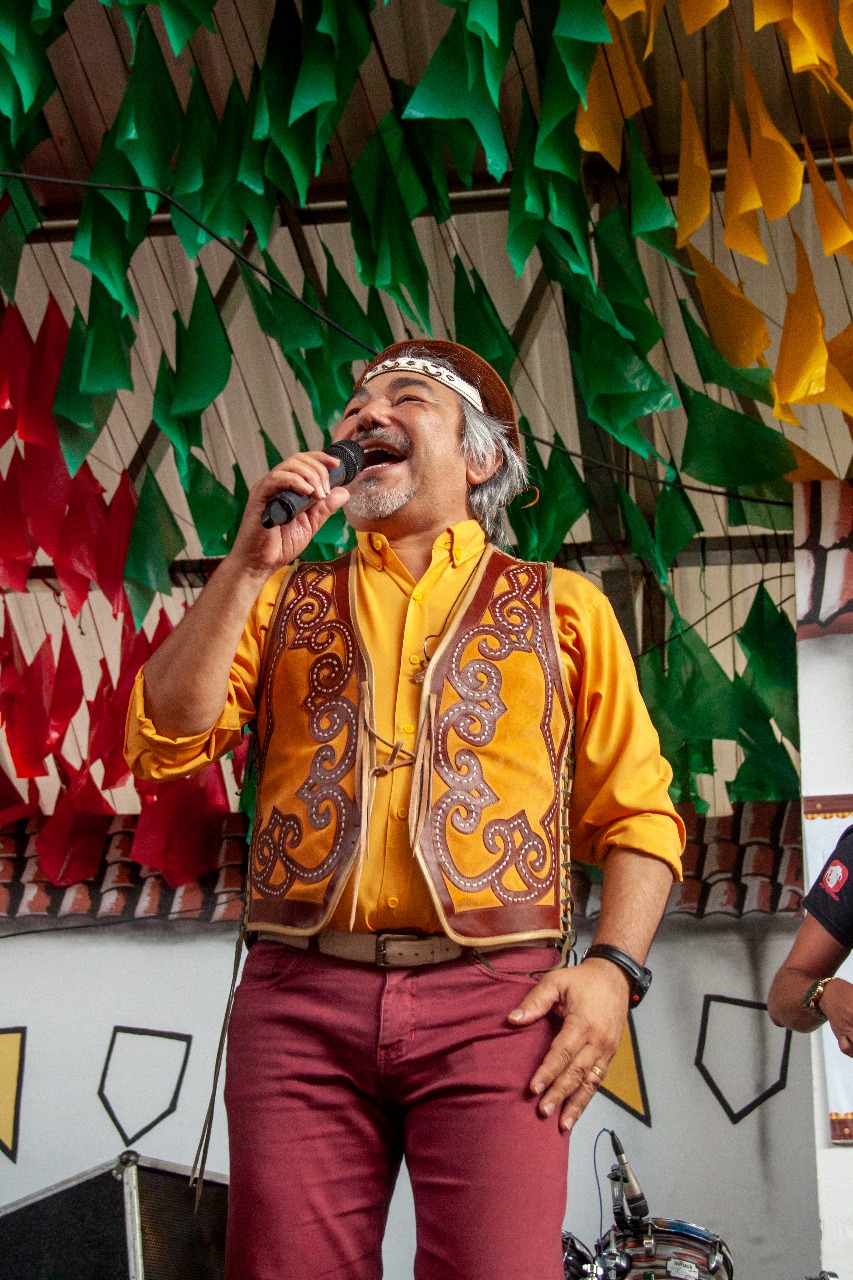 Santanna, O Cantador, cantou seus sucessos no palco do Momento Junino. Foto: Joyce Lima