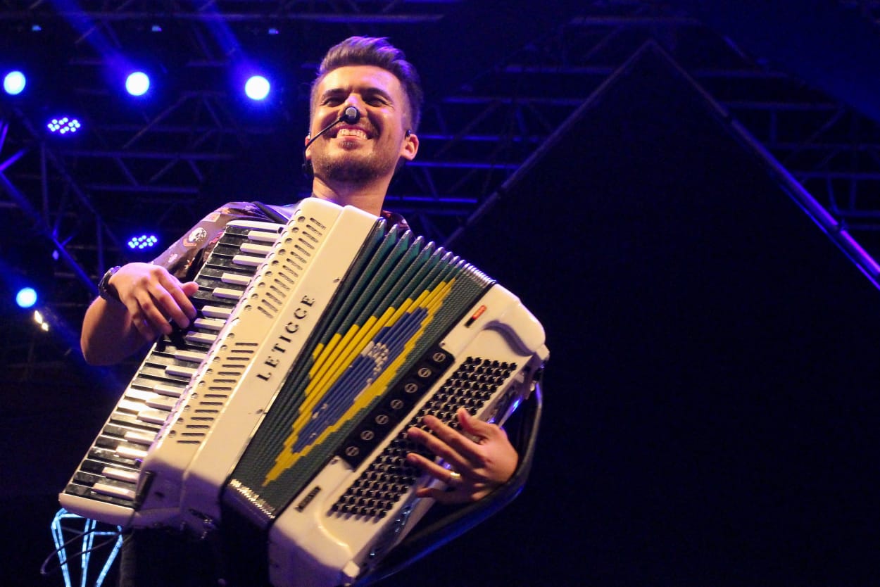 Luan Estilizado tocando no palco principal do Parque do Povo, neste sábado, 07. 
