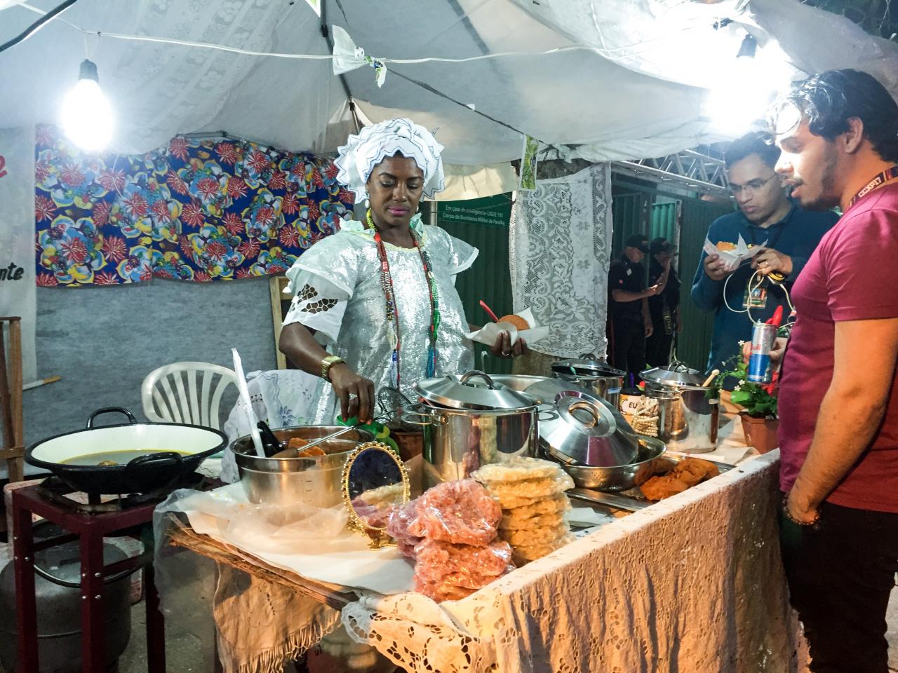 Neide do acarajé, trabalhando pelo o segundo ano na festa. 