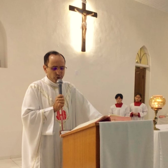 Padre Fabiano Cruz abençoa a população que participou da festa da padroeira. Foto: João Cardoso 