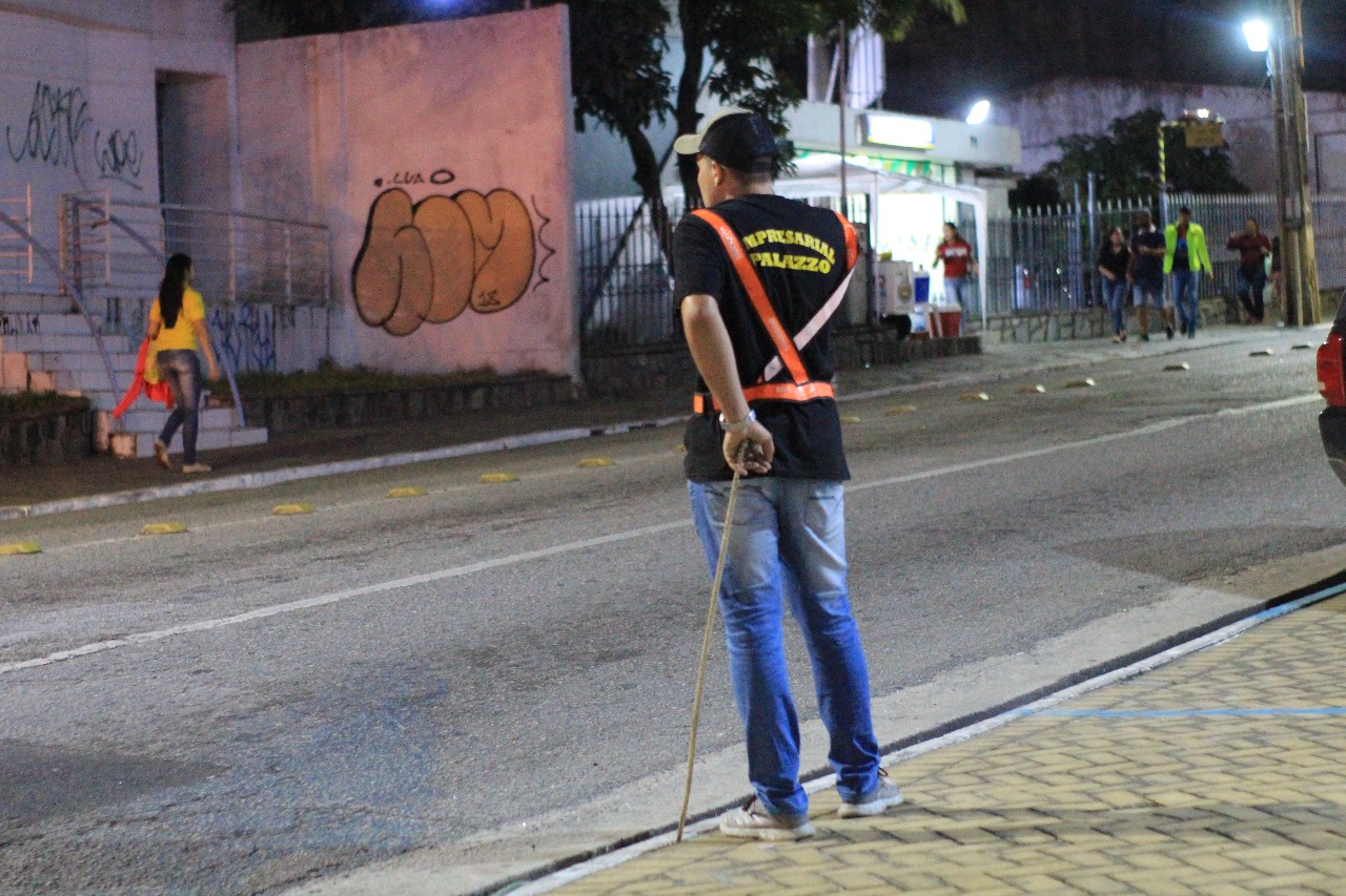 Vigilantes utilizam coletes de laranja neon para serem identificados pelos motoristas - Foto: Matheus Pereira