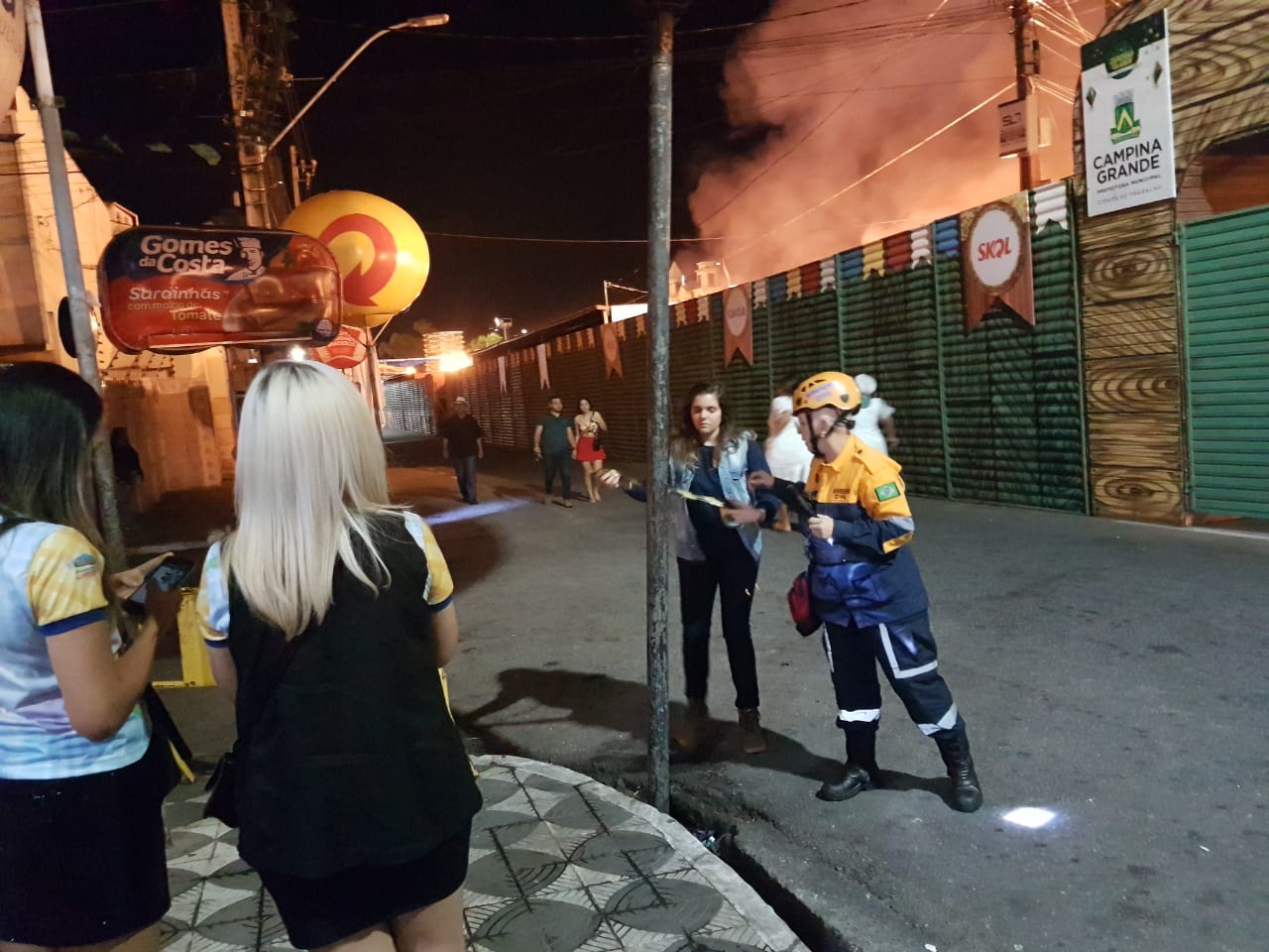 Bombeiros orientando a população que se encontrava na área.