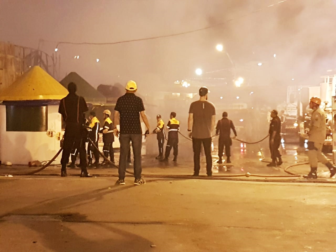 Bombeiros trabalhando para controlar o incêndio.