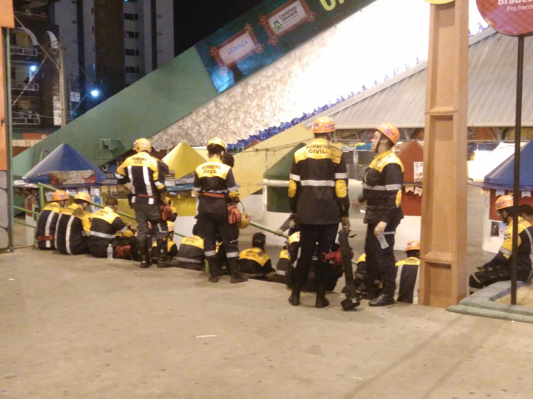 Bombeiros descansando após o incêndio.