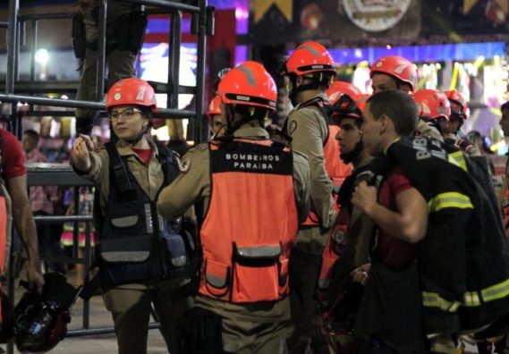 Crislaine distribuindo os bombeiros pelo Parque do Povo