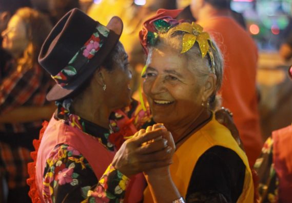 Com sorriso no rosto e muito ritmo, elas encantaram a noite. 